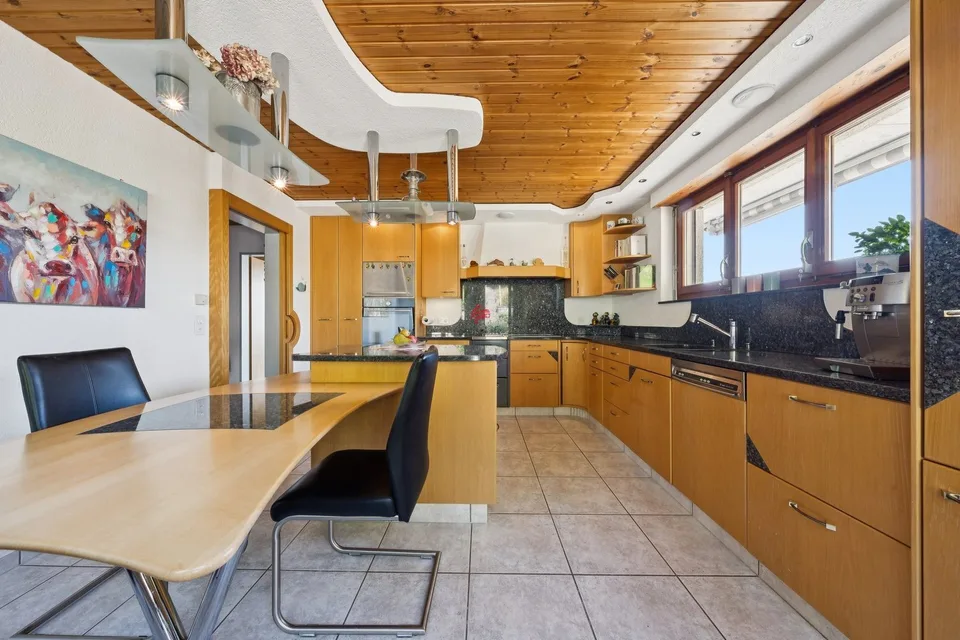 Single-family house with lake view and development potential
