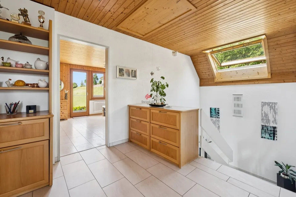 Single-family house with lake view and development potential