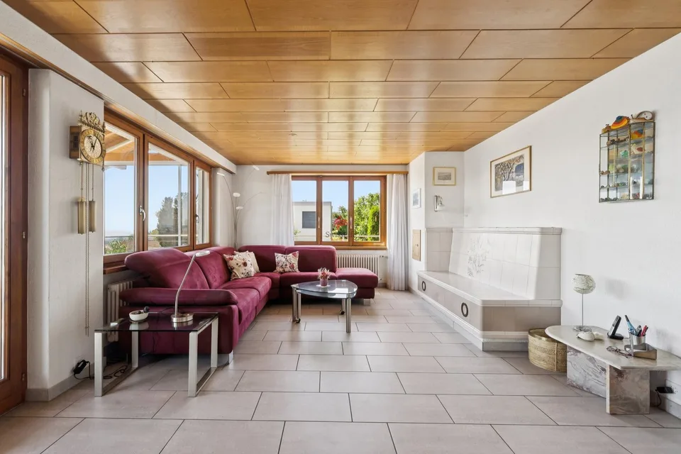Single-family house with lake view and development potential