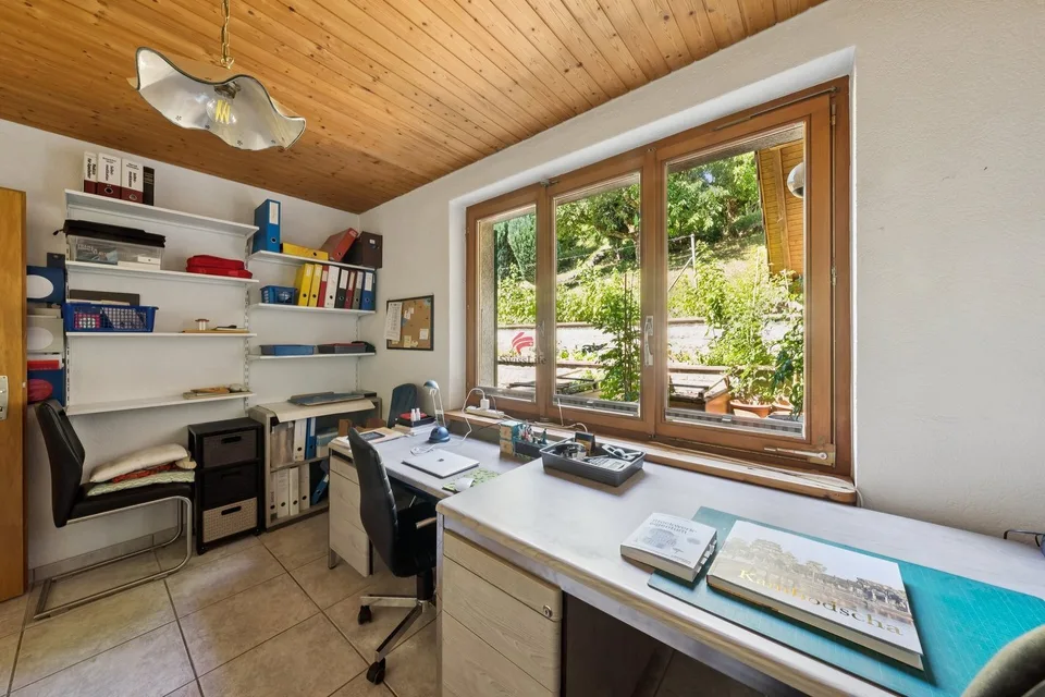 Single-family house with lake view and development potential