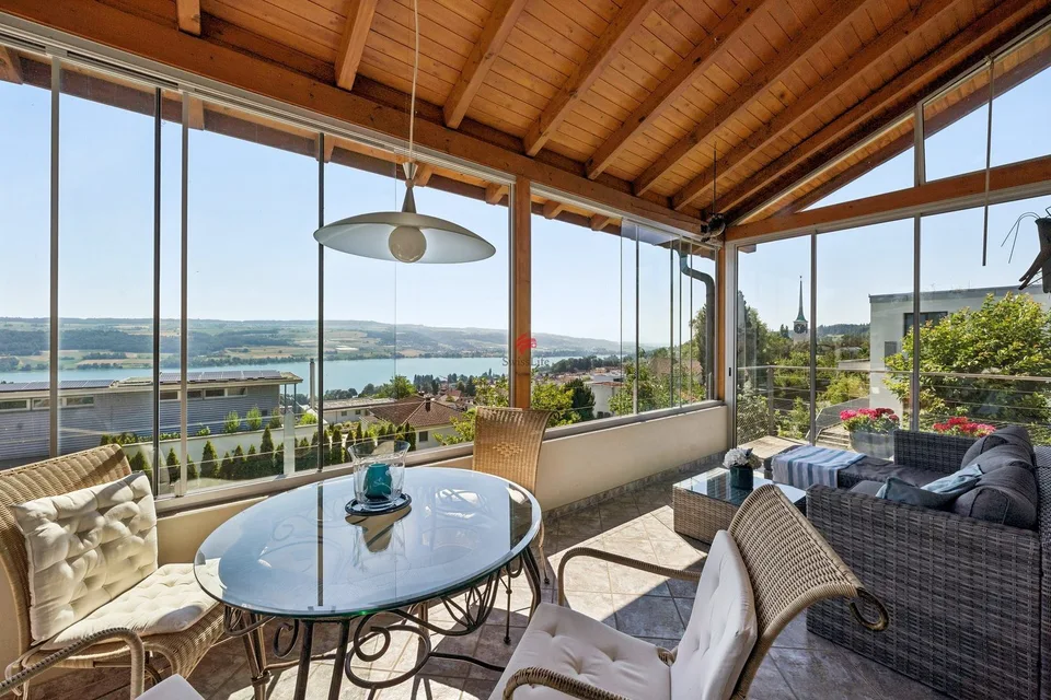 Single-family house with lake view and development potential