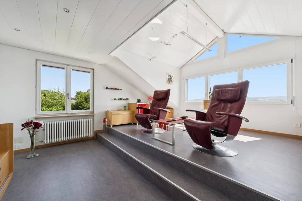 Single-family house with lake view and development potential