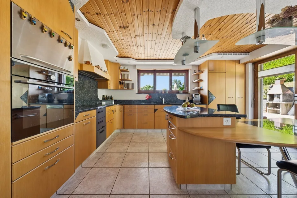 Single-family house with lake view and development potential