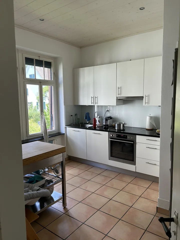 Beautiful old building apartment for sublet