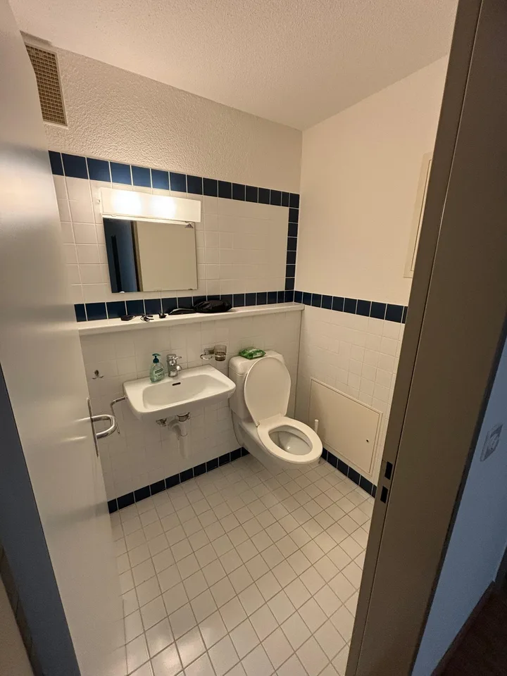 Room at Schwerzenbach train station (15 min to Zurich HB)