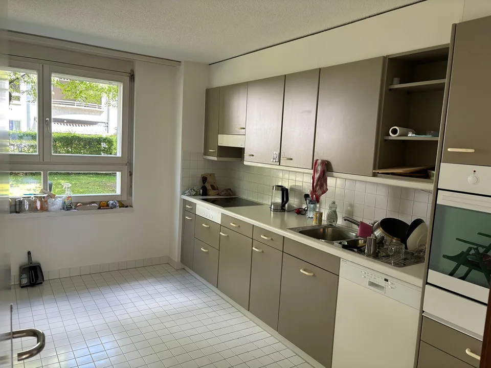 Room at Schwerzenbach train station (15 min to Zurich HB)