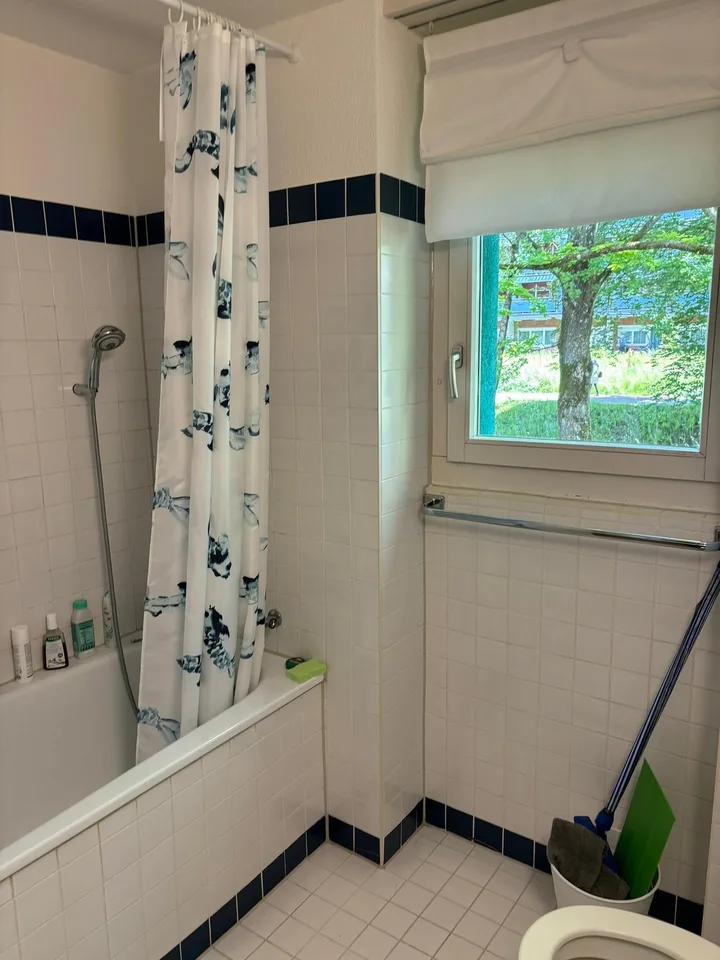Room at Schwerzenbach train station (15 min to Zurich HB)