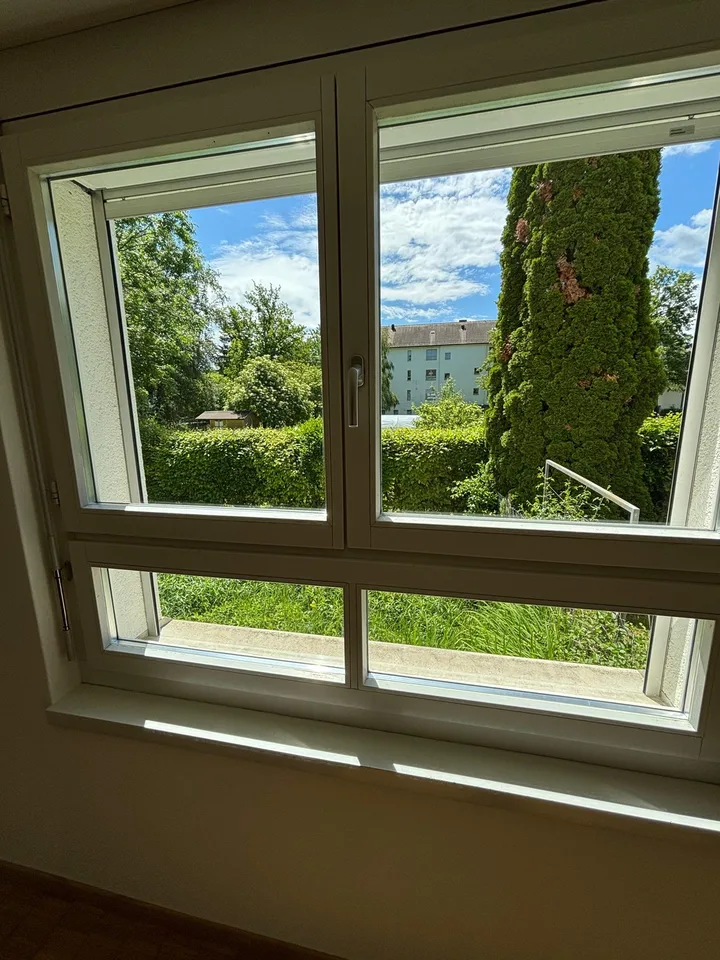 Room at Schwerzenbach train station (15 min to Zurich HB)