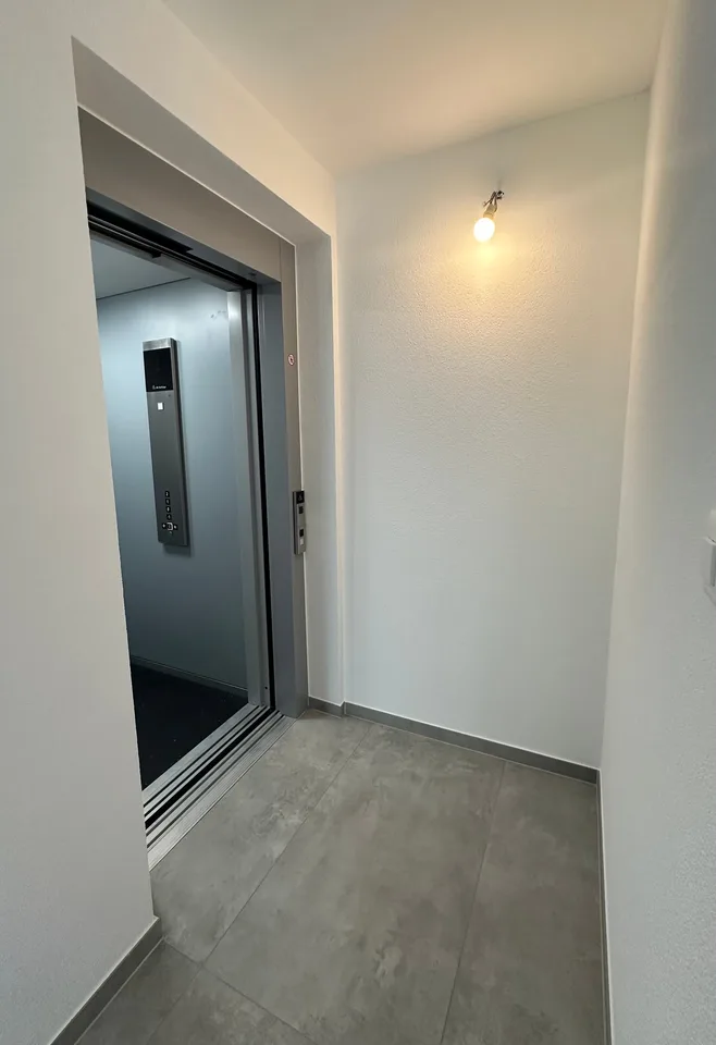 Esperienza di vita in attico esclusiva – accesso diretto con ascensore, vista spettacolare e terrazza spaziosa