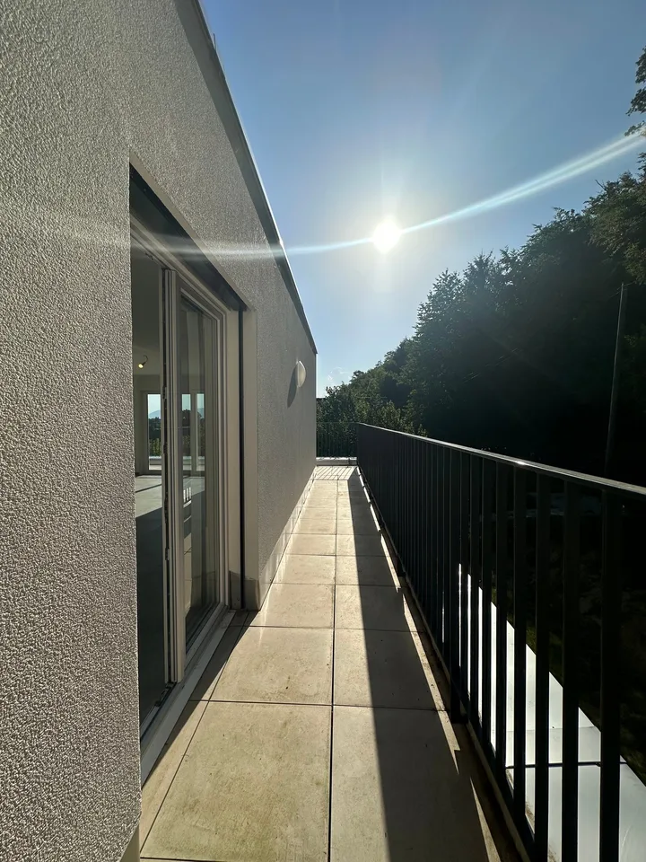 Esperienza di vita in attico esclusiva – accesso diretto con ascensore, vista spettacolare e terrazza spaziosa