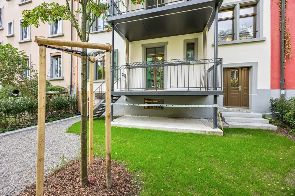 Exclusive garden apartment with a dreamy, stylish garden ambiance