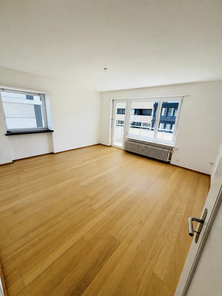 Appartamento di 3 camere con balcone / 4° piano con ascensore