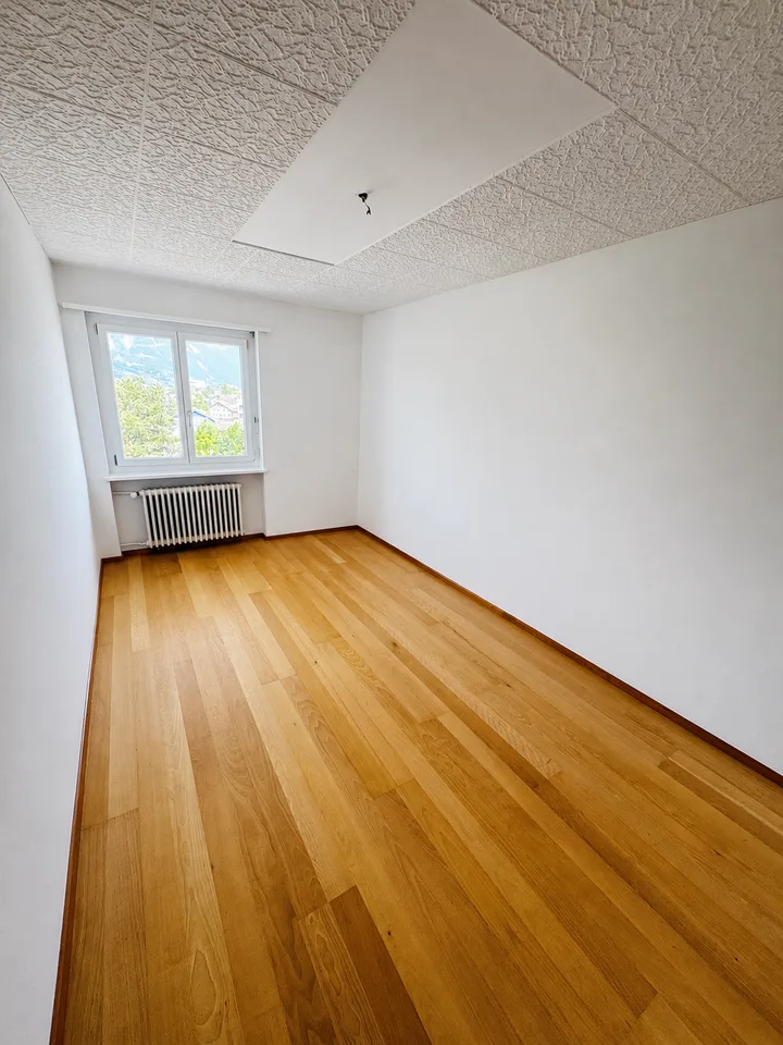 Appartamento di 3 camere con balcone / 4° piano con ascensore