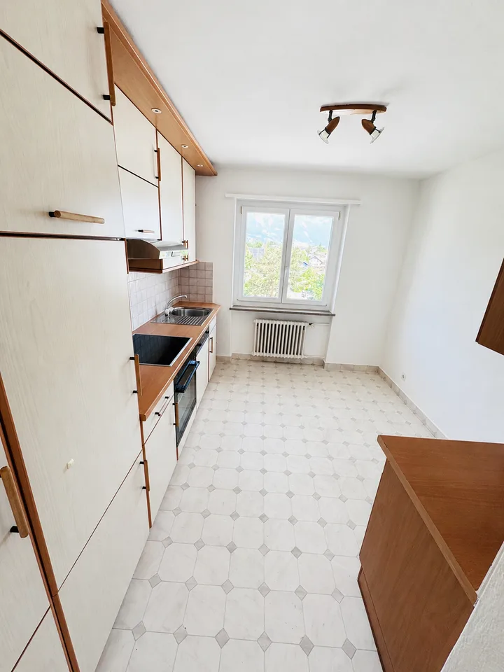 Appartamento di 3 camere con balcone / 4° piano con ascensore