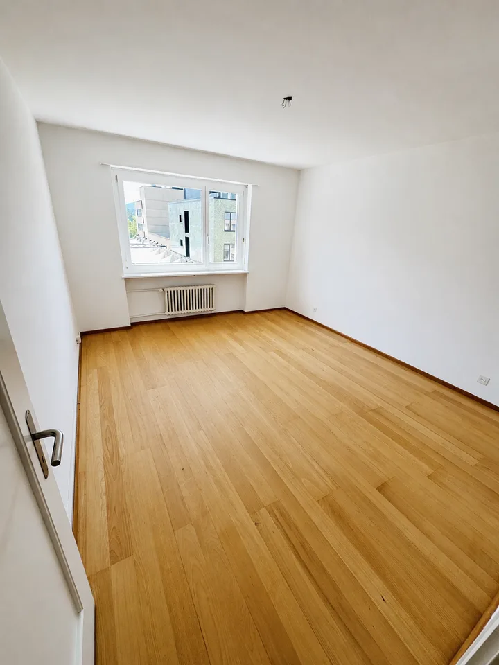 Appartamento di 3 camere con balcone / 4° piano con ascensore