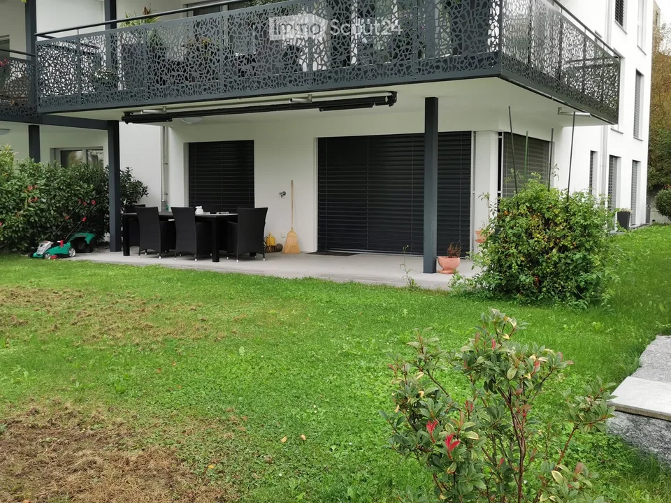 Helle und luxuriöse 3.5-Zimmer-Wohnung im Erdgeschoss