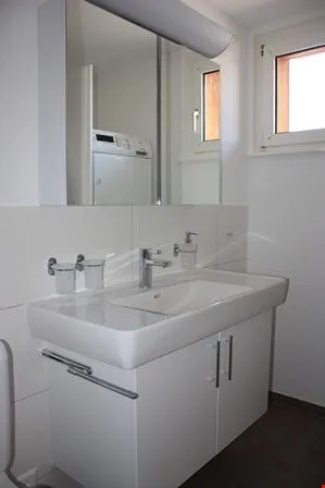 Appartement lumineux dans une maison de 2 familles avec jardin – situé au centre et confortable