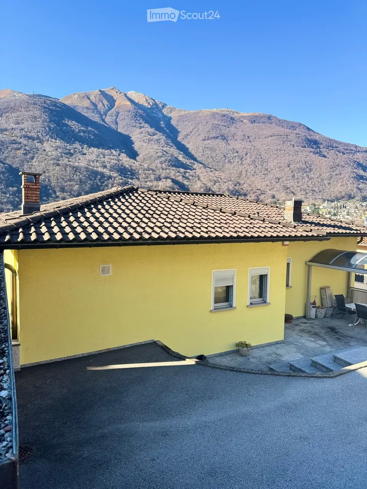 Casa unifamiliare di 8 locali a Bironico con 2 Box auto, Giardino privato e Grottino