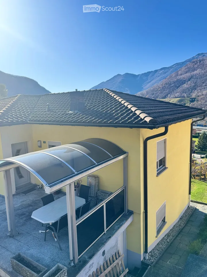 Casa unifamiliare di 8 locali a Bironico con 2 Box auto, Giardino privato e Grottino
