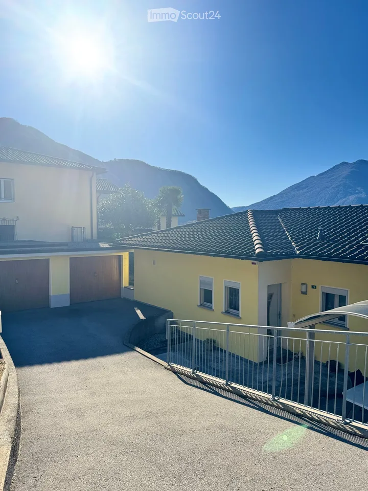 Casa unifamiliare di 8 locali a Bironico con 2 Box auto, Giardino privato e Grottino