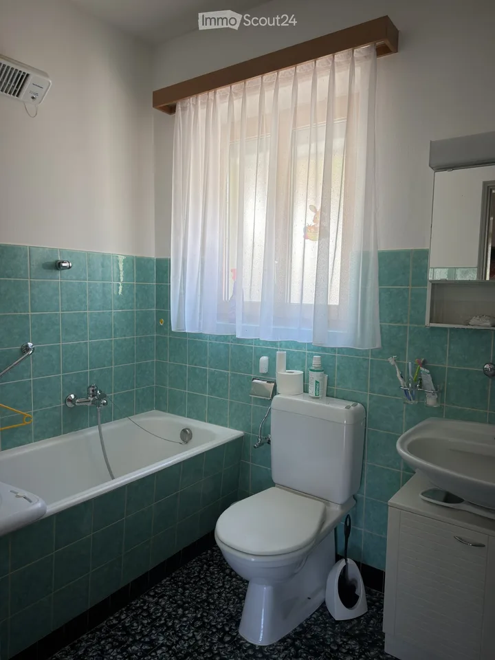 Casa unifamiliare di 8 locali a Bironico con 2 Box auto, Giardino privato e Grottino
