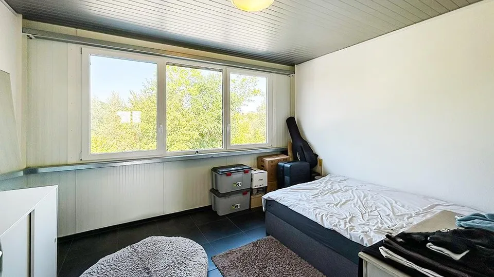 Spacious 4.5 room apartment with plenty of privacy and rooftop terrace