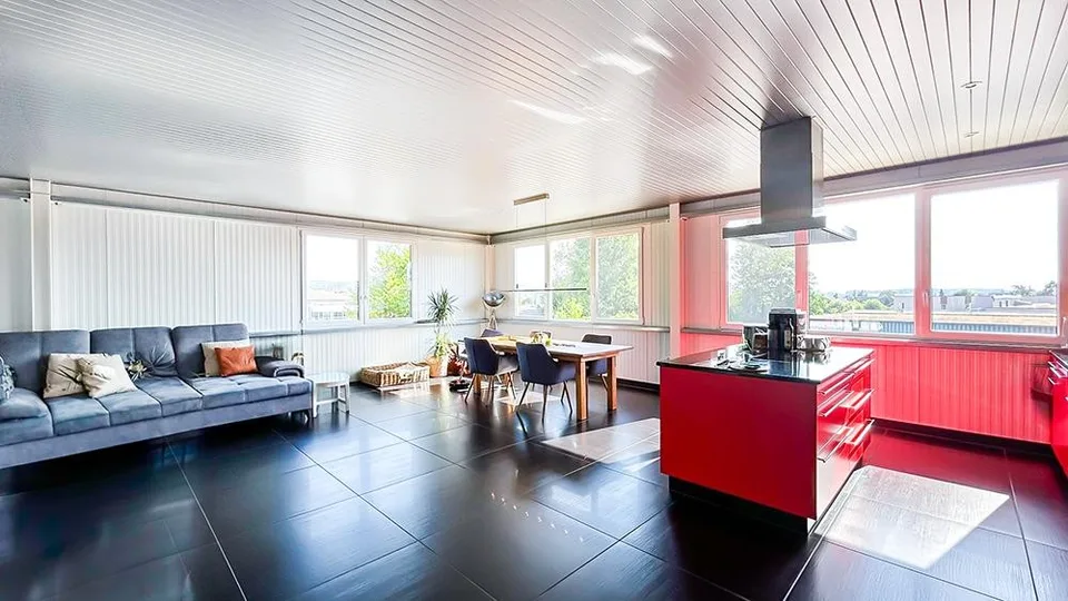 Spacious 4.5 room apartment with plenty of privacy and rooftop terrace