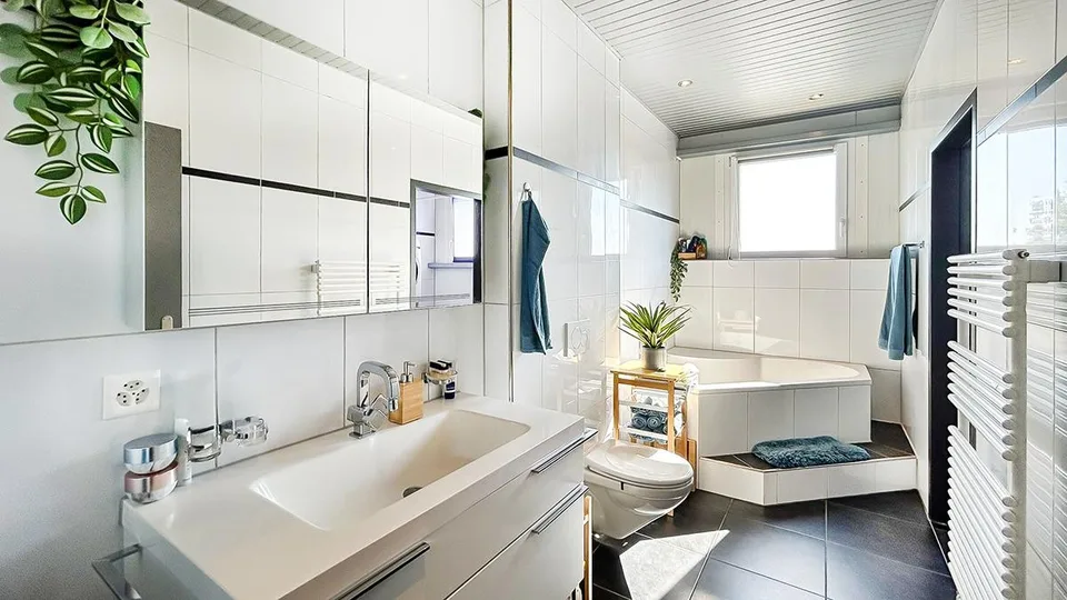 Spacious 4.5 room apartment with plenty of privacy and rooftop terrace