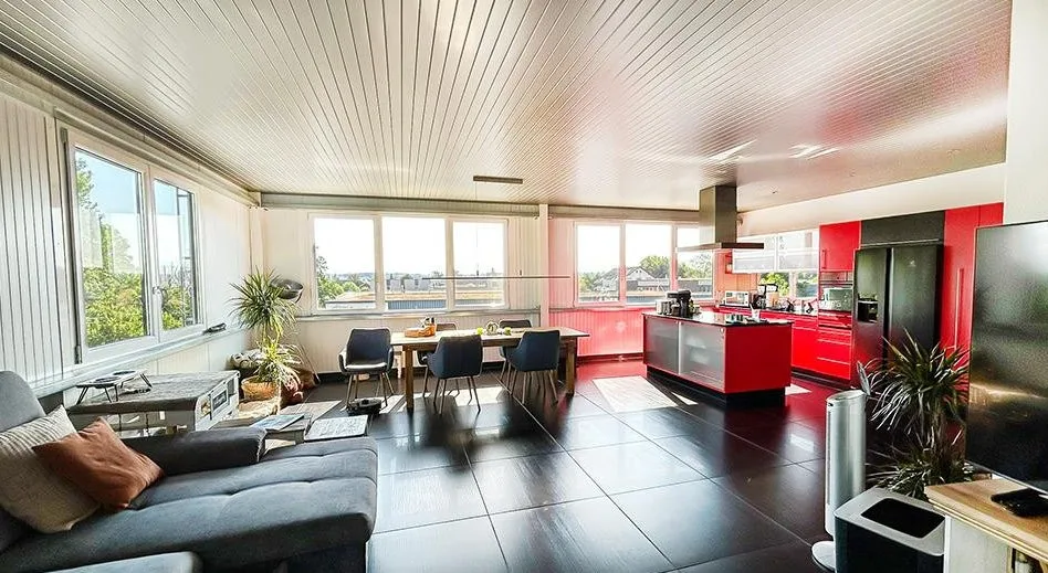 Spacious 4.5 room apartment with plenty of privacy and rooftop terrace