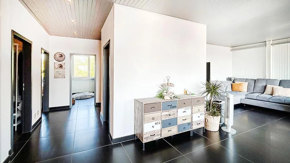Spacious 4.5 room apartment with plenty of privacy and rooftop terrace