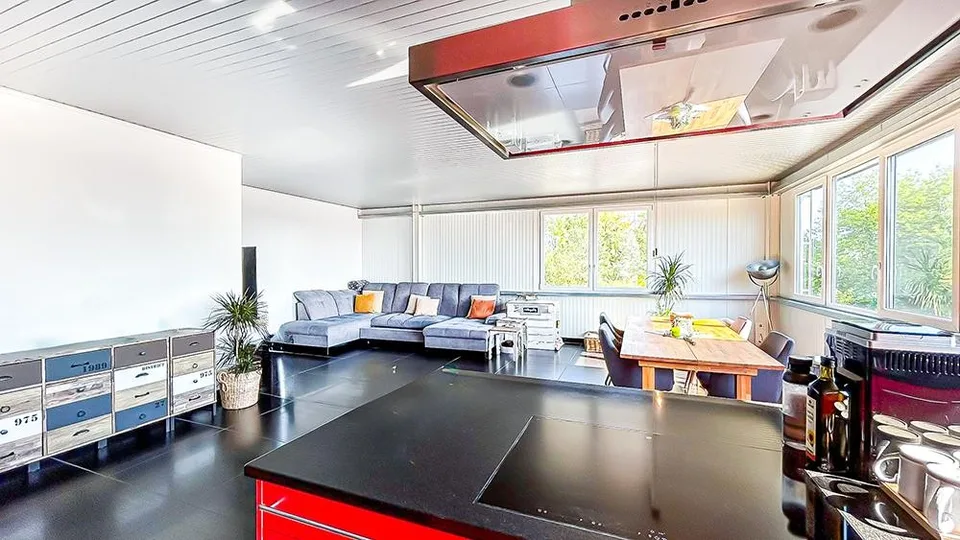 Grosszügige 4.5 Zimmer Wohnung mit viel Privatsphäre und Dachterrasse