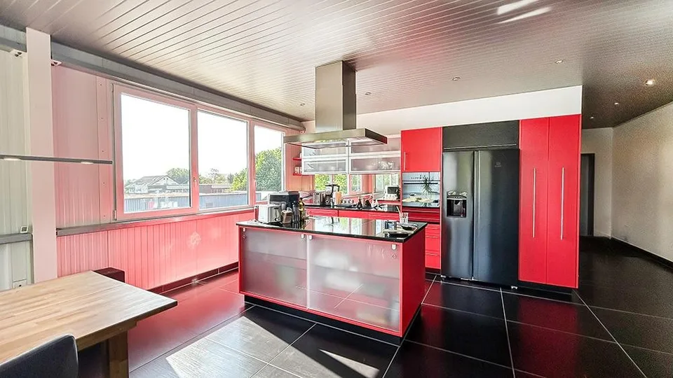 Spacious 4.5 room apartment with plenty of privacy and rooftop terrace