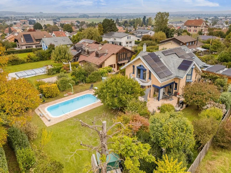 Villa individuelle de 6 pièces avec grand jardin arborisé et piscine - à Payerne