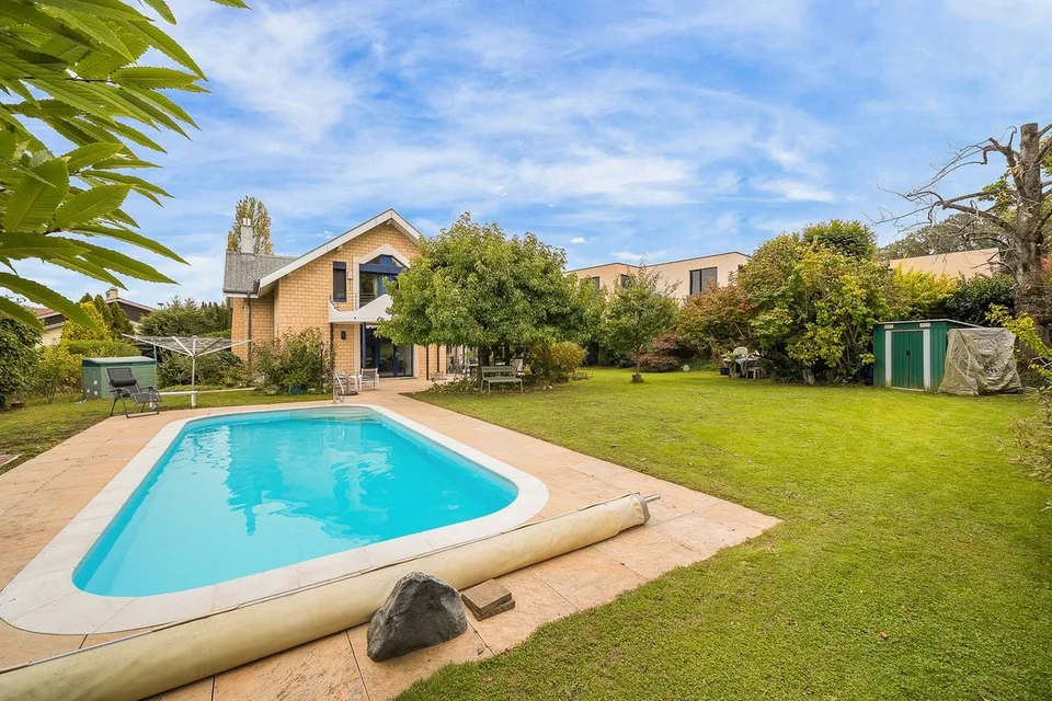 Einzelvilla mit 6 Zimmern, großem baumgesäumten Garten und Pool - in Payerne