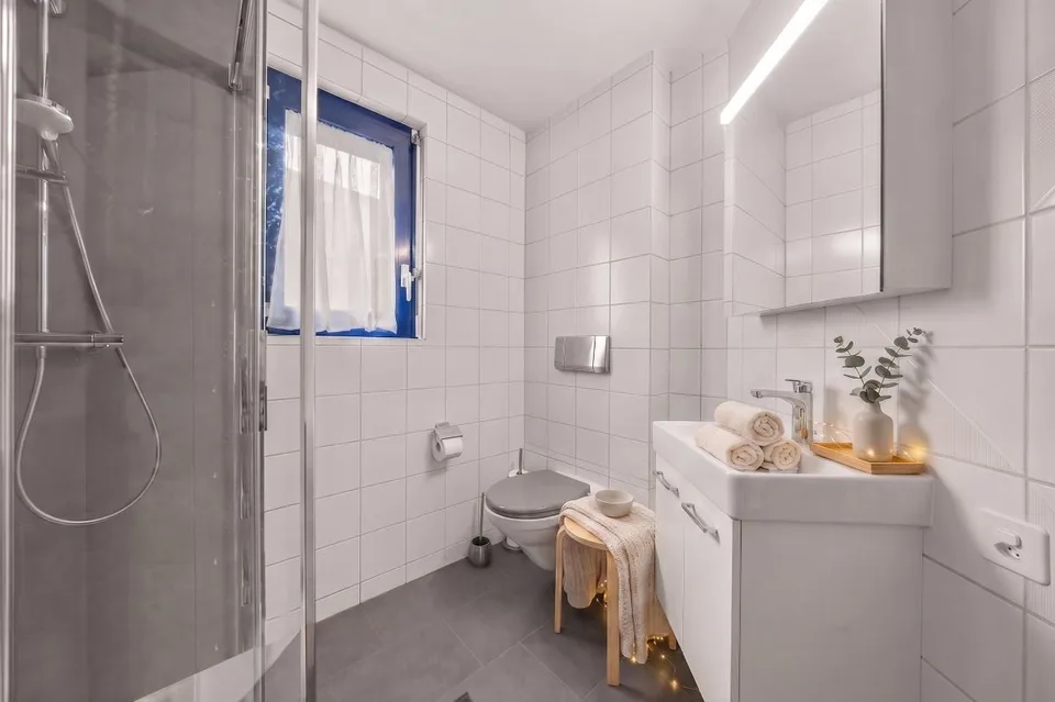 Einzelvilla mit 6 Zimmern, großem baumgesäumten Garten und Pool - in Payerne