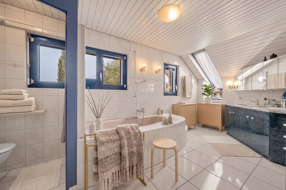 Einzelvilla mit 6 Zimmern, großem baumgesäumten Garten und Pool - in Payerne