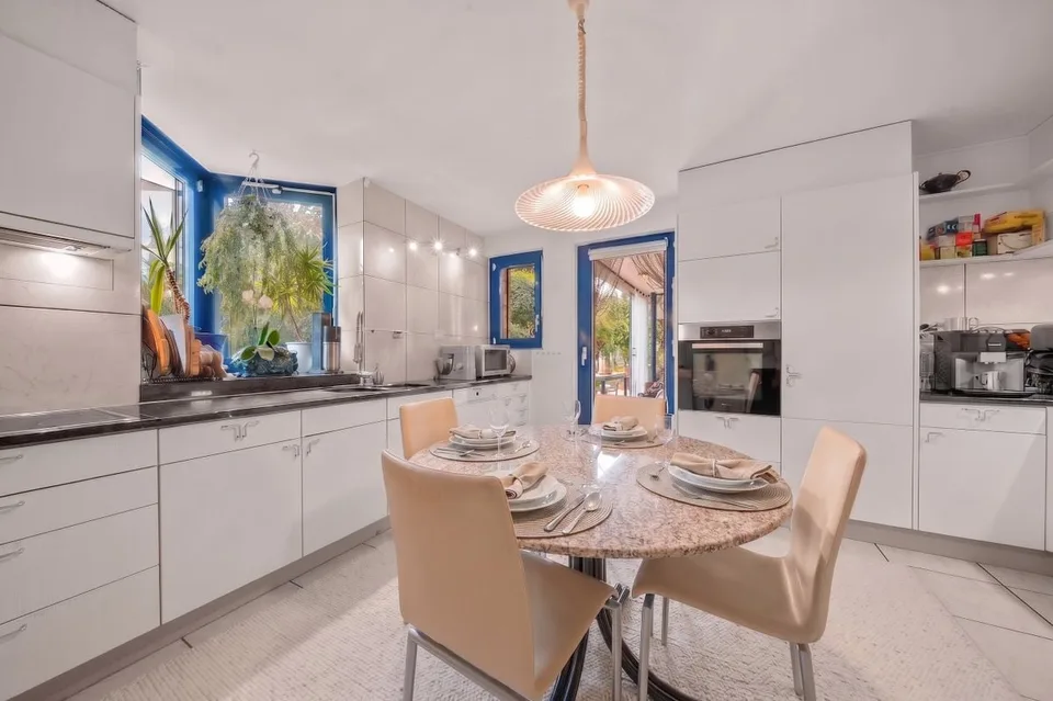 Einzelvilla mit 6 Zimmern, großem baumgesäumten Garten und Pool - in Payerne