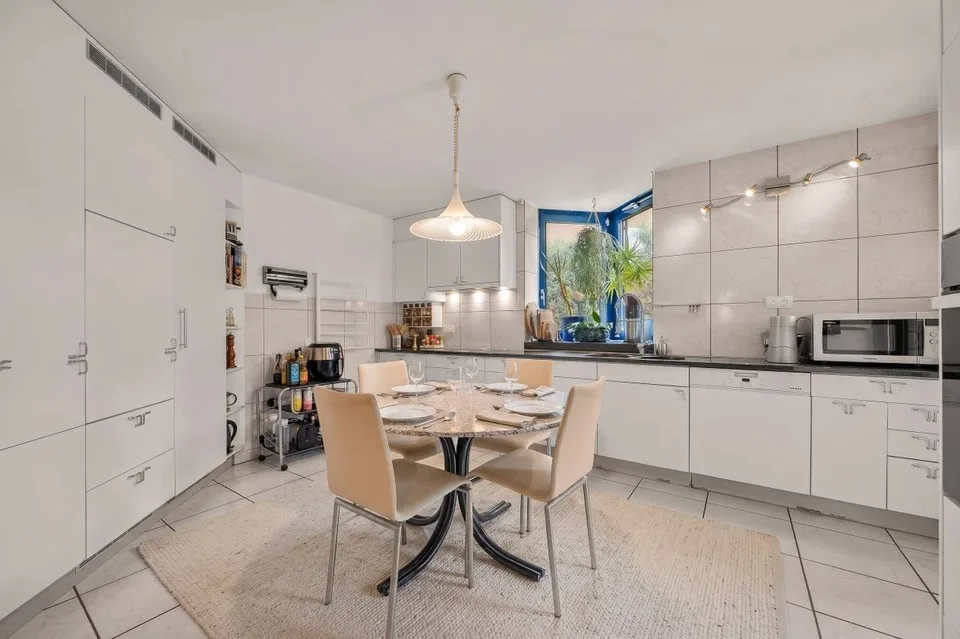 Einzelvilla mit 6 Zimmern, großem baumgesäumten Garten und Pool - in Payerne