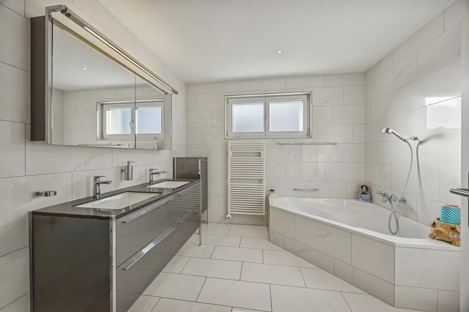 Appartement moderne 4.5 pièces avec balcon et garage à Wettingen