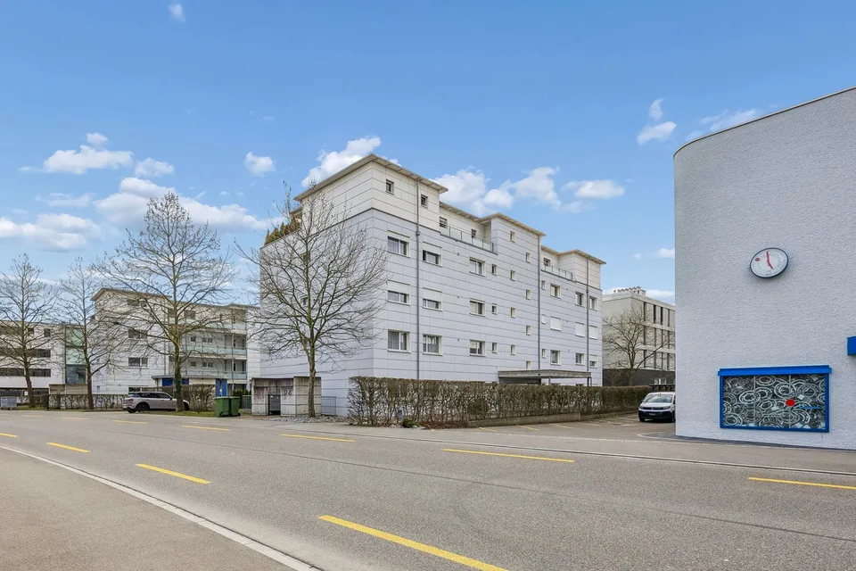 Appartement moderne 4.5 pièces avec balcon et garage à Wettingen