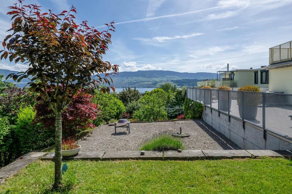 Hausfeeling mit Weit- und Seesicht
