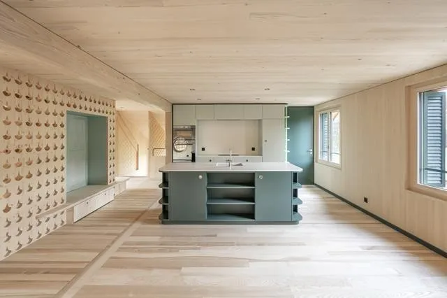 Attraktive 6.5-Zimmer-Maisonettewohnung mit Galerie, privatem Bauerngarten und 3 Parkplaetzen