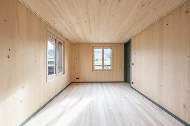 Attraktive 6.5-Zimmer-Maisonettewohnung mit Galerie, privatem Bauerngarten und 3 Parkplaetzen