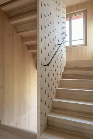 Attraktive 6.5-Zimmer-Maisonettewohnung mit Galerie, privatem Bauerngarten und 3 Parkplaetzen