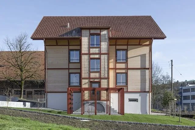 Attraktive 6.5-Zimmer-Maisonettewohnung mit Galerie, privatem Bauerngarten und 3 Parkplaetzen