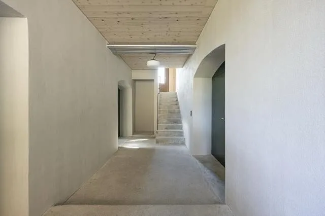 Attraktive 6.5-Zimmer-Maisonettewohnung mit Galerie, privatem Bauerngarten und 3 Parkplaetzen