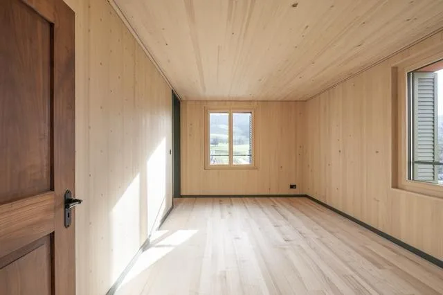 Attraktive 6.5-Zimmer-Maisonettewohnung mit Galerie, privatem Bauerngarten und 3 Parkplaetzen