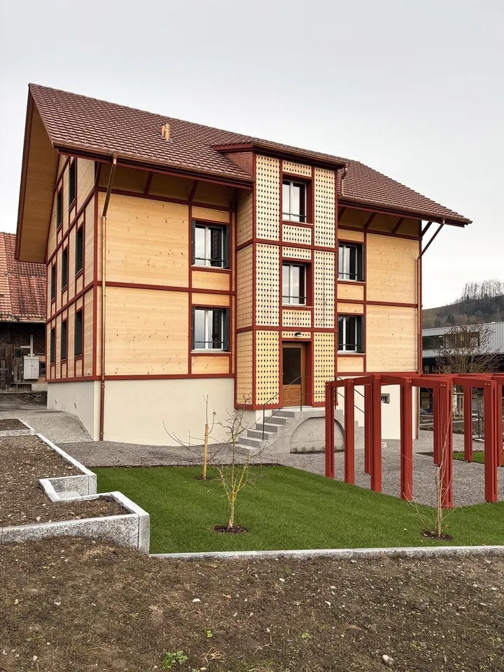 Attraktive 6.5-Zimmer-Maisonettewohnung mit Galerie, privatem Bauerngarten und 3 Parkplaetzen
