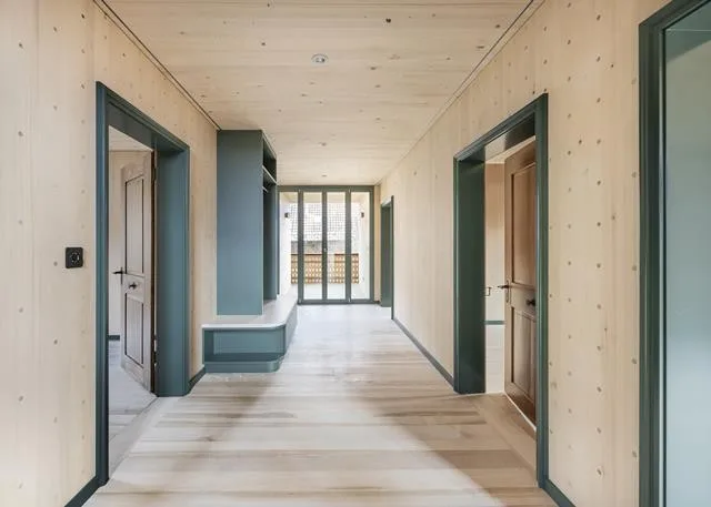 Attraktive 6.5-Zimmer-Maisonettewohnung mit Galerie, privatem Bauerngarten und 3 Parkplaetzen