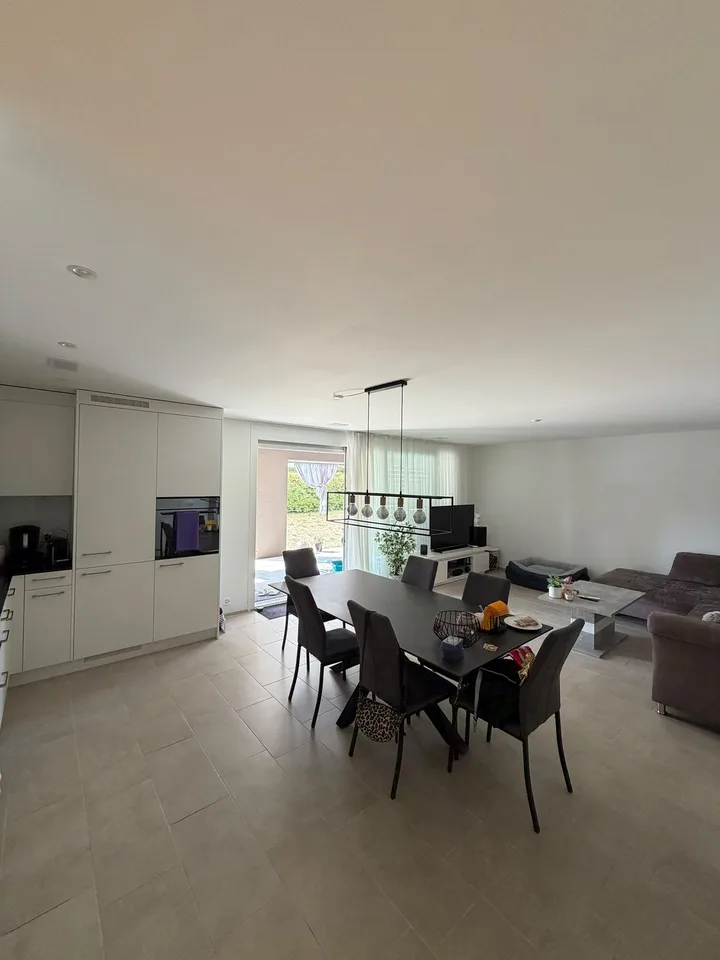 Wunderschön 3 1/2 Zimmer Wohnung mit 50m2 Balkon, sowie Garten